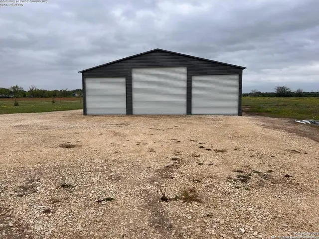 $797,000 | 1185 County Road 7718, Devine, TX 78016