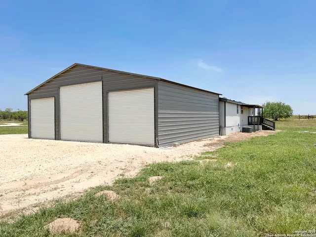 $797,000 | 1185 County Road 7718, Devine, TX 78016