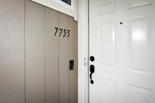 a view of a back yard