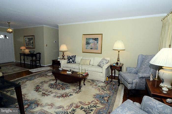 7206 Pinecrest Road Baltimore, MD 21228 - Photo 11 of 18 Living Room
