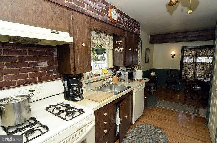7206 Pinecrest Road Baltimore, MD 21228 - Photo 5 of 18 Kitchen