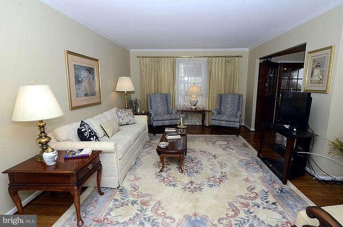 7206 Pinecrest Road Baltimore, MD 21228 - Photo 10 of 18 Living Room