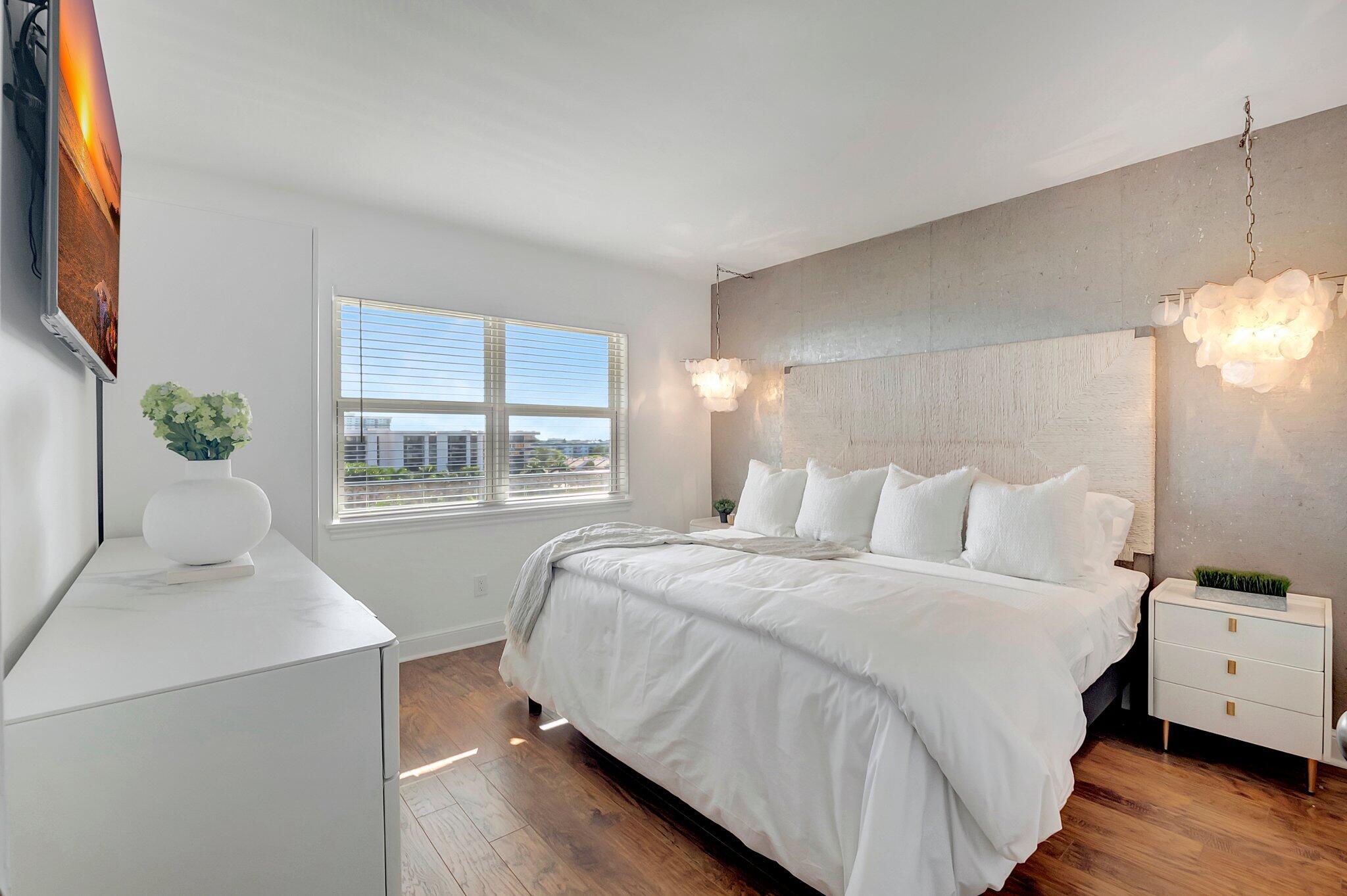 2871 North Ocean Boulevard, Unit D506 Boca Raton, FL 33431 - Photo 10 of 19 King Size Bed