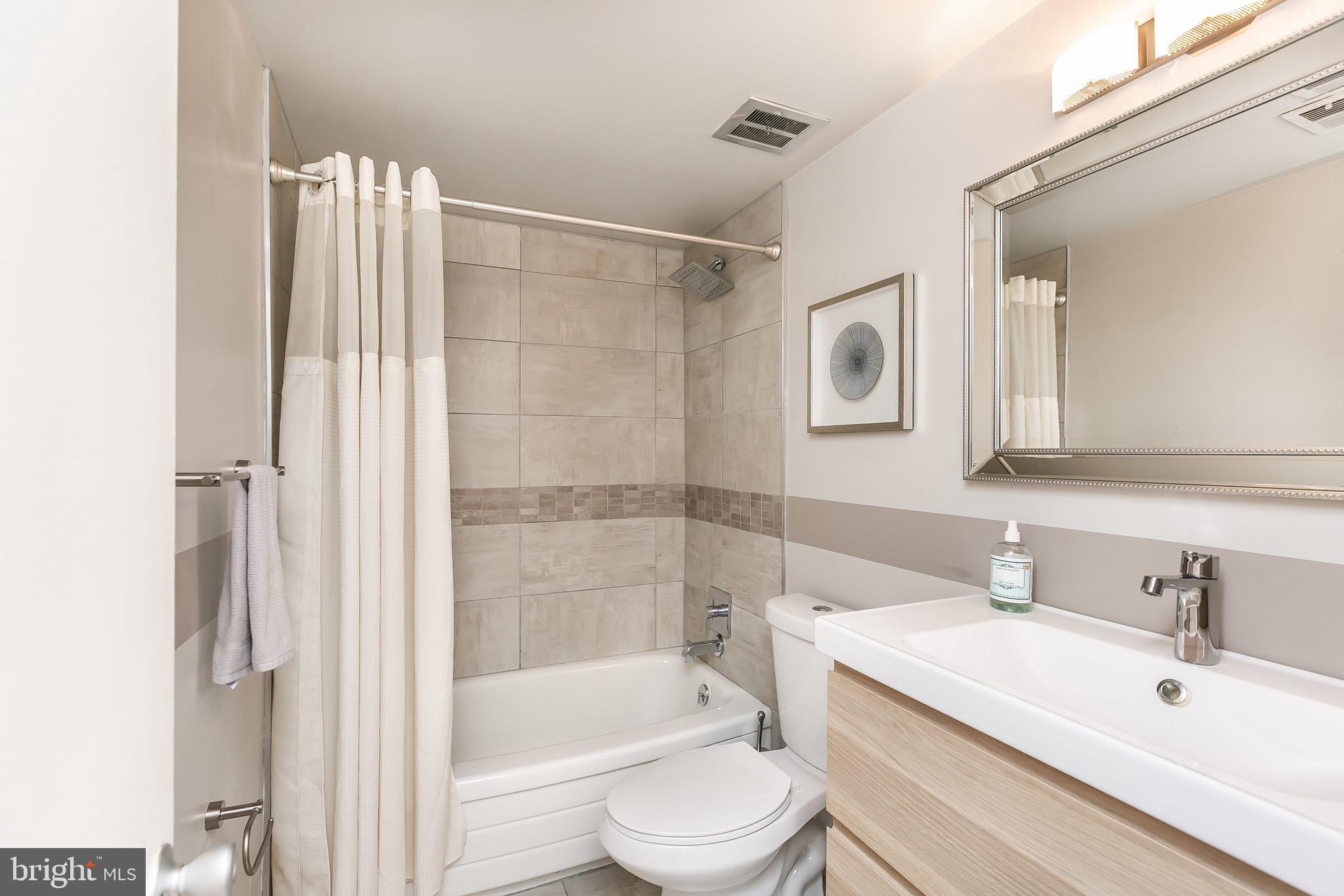 11 Cross Keys Road, Unit 11D Baltimore, MD 21210 - Photo 16 of 29 Newly renoavted hall bath with tub