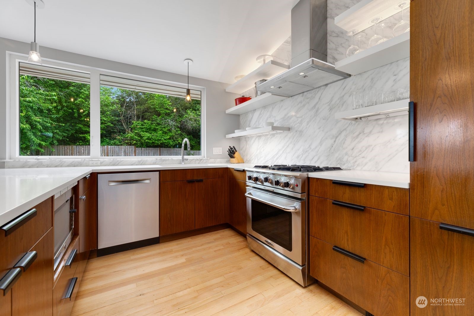 3710 West Armour Place Seattle, WA 98199 - Photo 5 of 40