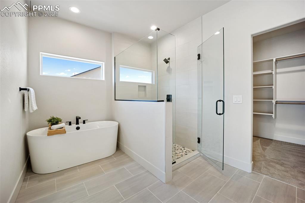 442 Gold Canyon Road Canon City, CO 81212 - Photo 15 of 38 a bathroom with a tub shower and hallway
