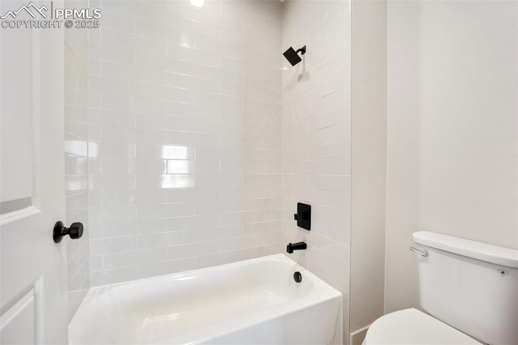 442 Gold Canyon Road Canon City, CO 81212 - Photo 24 of 38 a bathroom with a bathtub