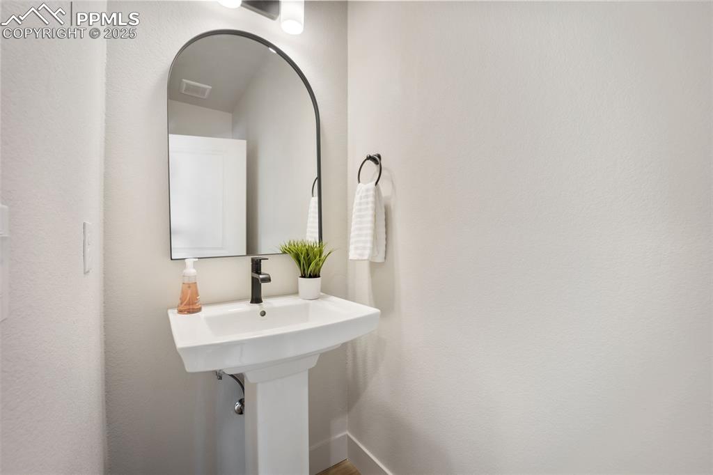 442 Gold Canyon Road Canon City, CO 81212 - Photo 28 of 38 a bathroom with a sink and a mirror