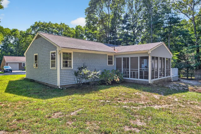 a view of a house with backyard and garden