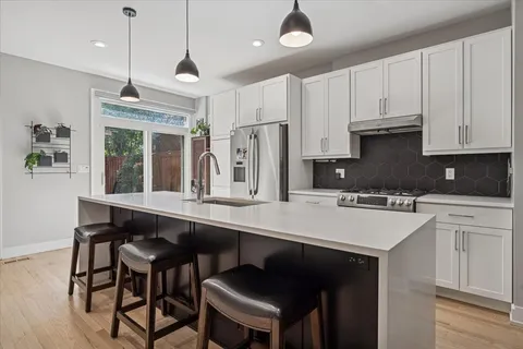 $1,299,999 | 219 West Goethe Street, Chicago, IL 60610