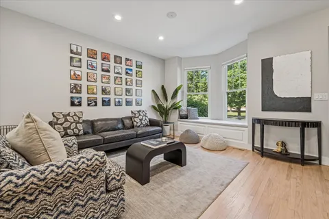 $1,299,999 | 219 West Goethe Street, Chicago, IL 60610