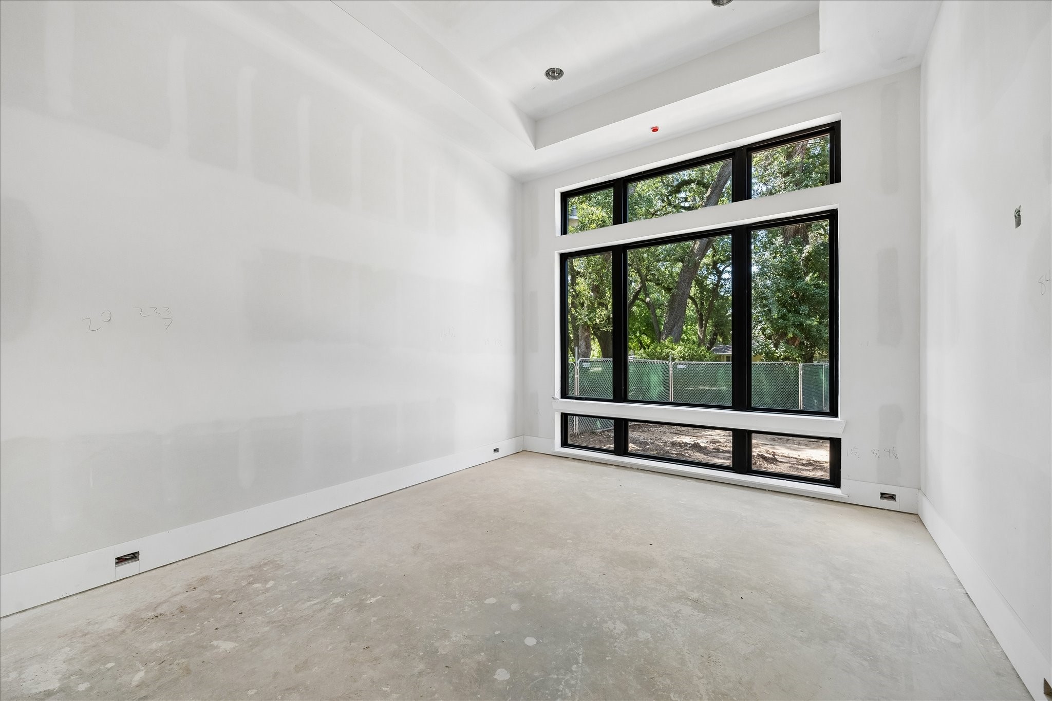 9050 Elizabeth Road Houston, TX 77055 - Photo 22 of 40 an empty room with windows
