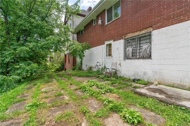 a view of a house with a yard