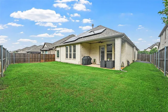 a view of a house with backyard and porch