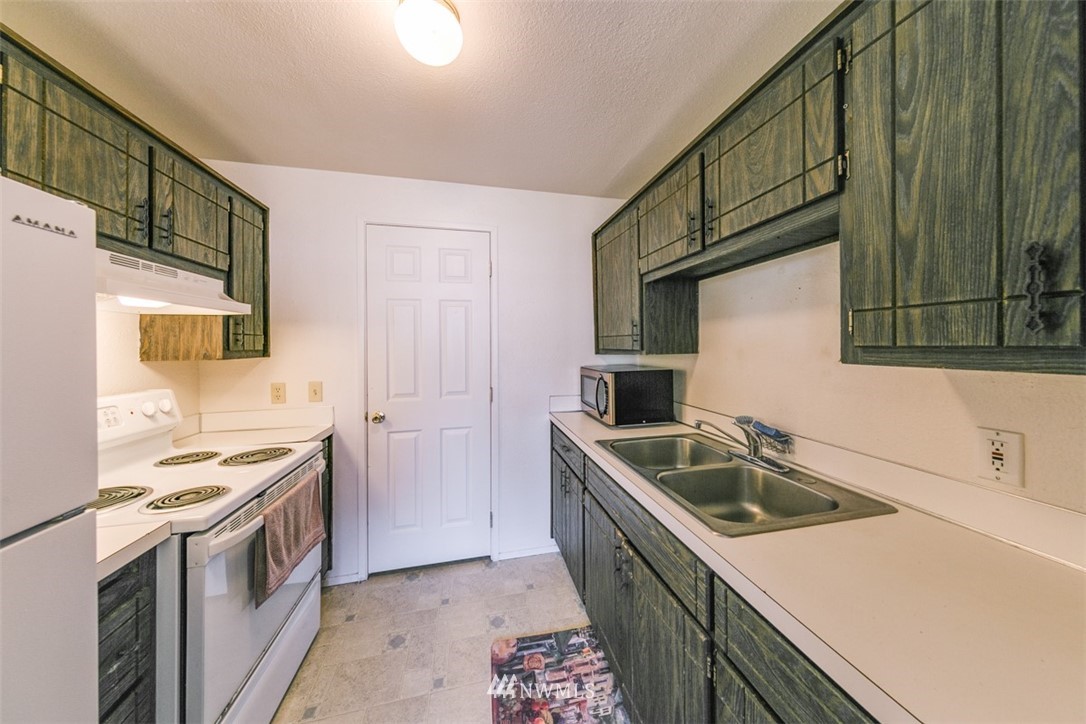 511 Terra Eden Street Forks, WA 98331 - Photo 12 of 21 a kitchen that has a sink and a stove