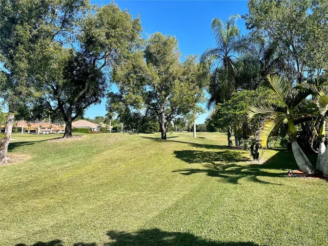 a view of yard with green space