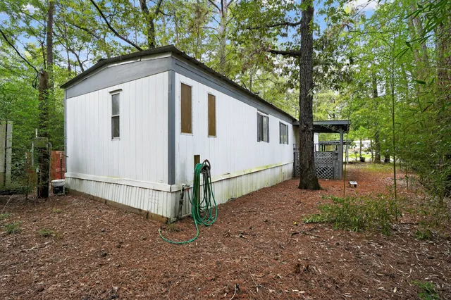 a view of a house with backyard