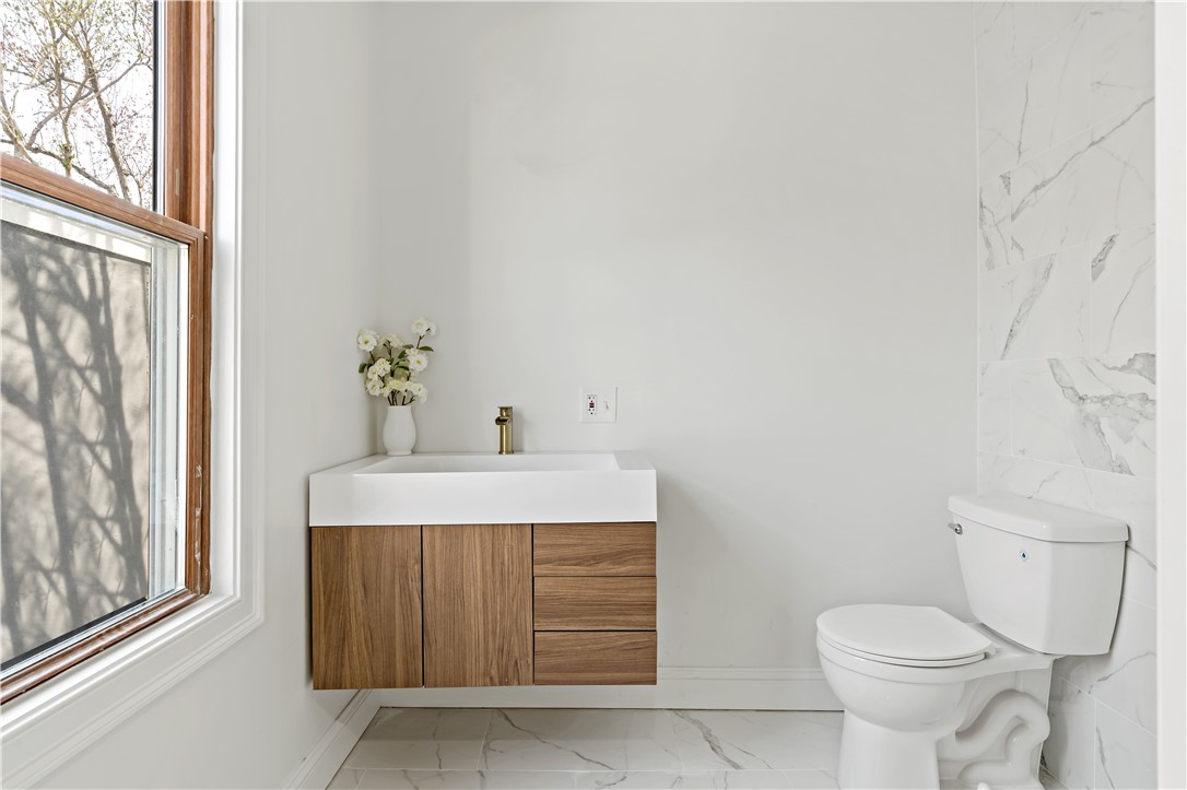 27 South Baptist Street Newport, RI 02840 - Photo 11 of 38