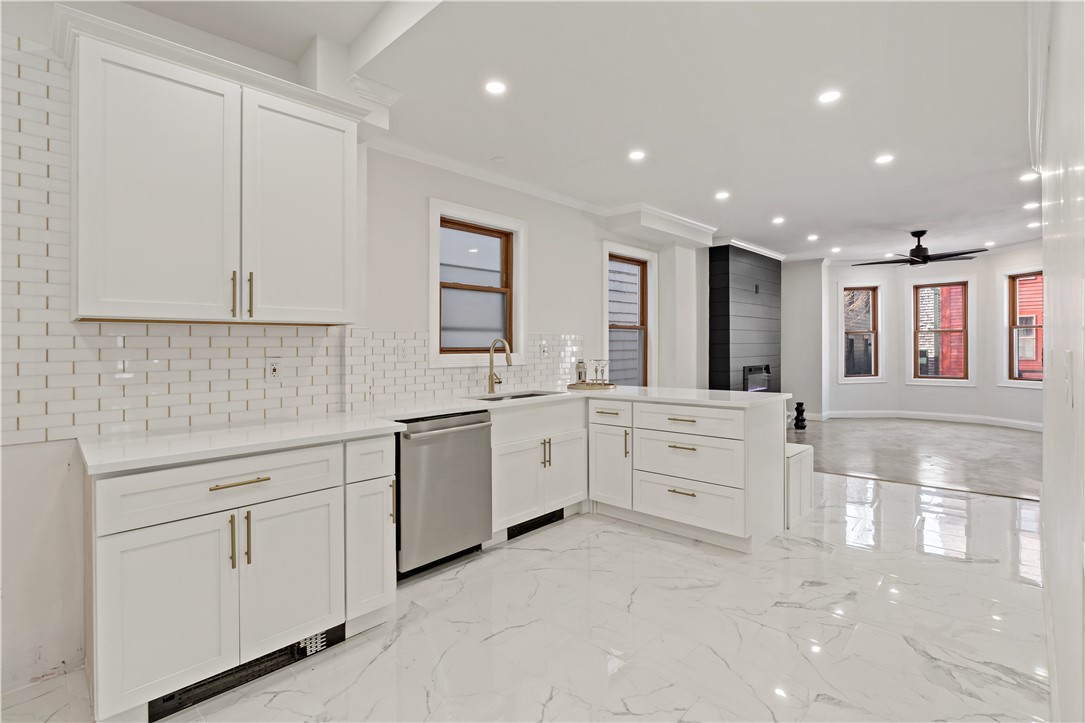 27 South Baptist Street Newport, RI 02840 - Photo 8 of 38