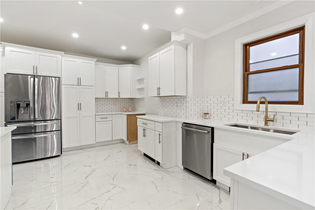 27 South Baptist Street Newport, RI 02840 - Photo 9 of 38