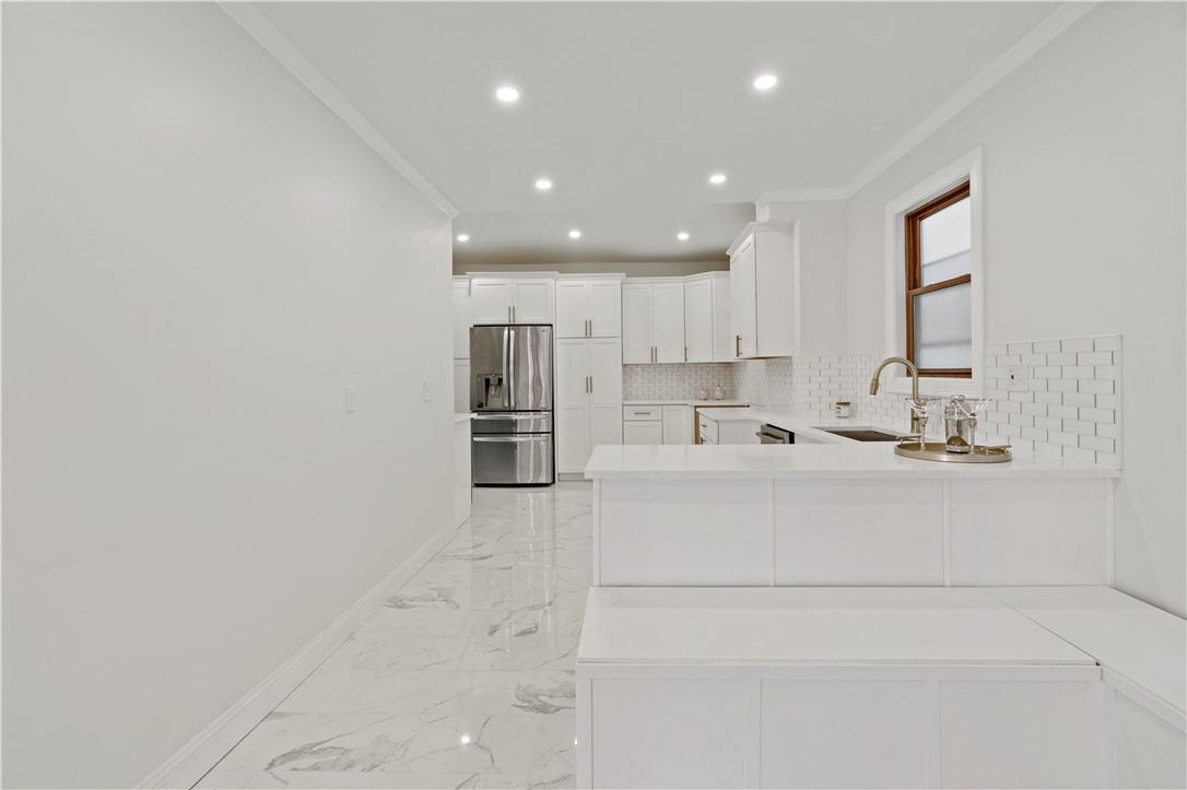 27 South Baptist Street Newport, RI 02840 - Photo 10 of 38