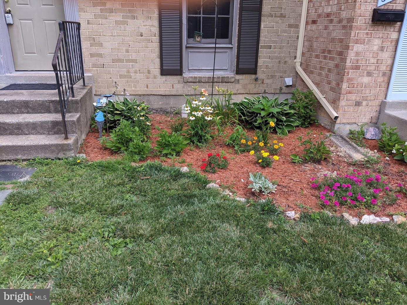 3218 Foothill Street Woodbridge, VA 22192 - Photo 4 of 22 Front garden
