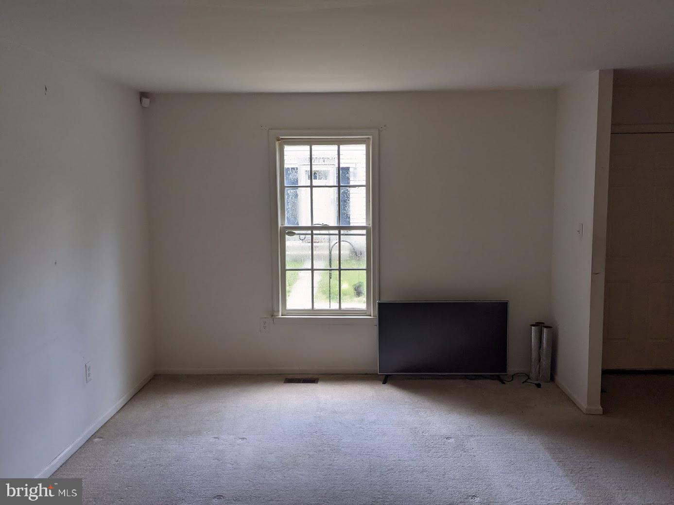 3218 Foothill Street Woodbridge, VA 22192 - Photo 9 of 22 Living room