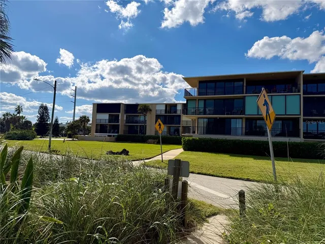 a view of a house with backyard and swimming pool