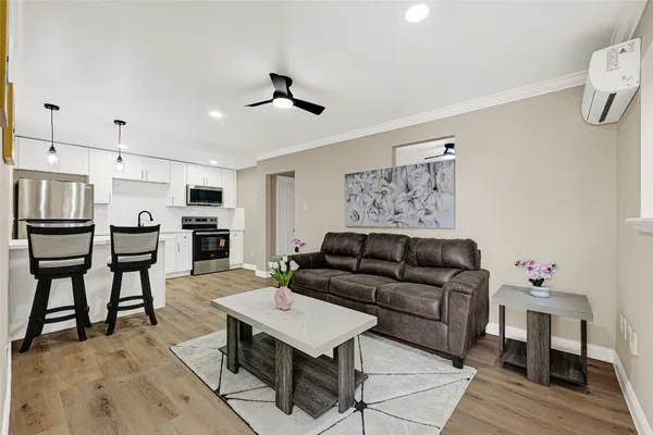 $1,200 | 1603 Welch Street, Unit 4, Houston, TX 77006