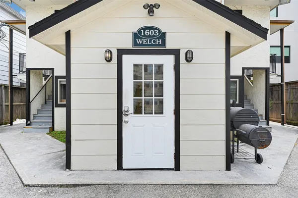 a view of entryway front of house
