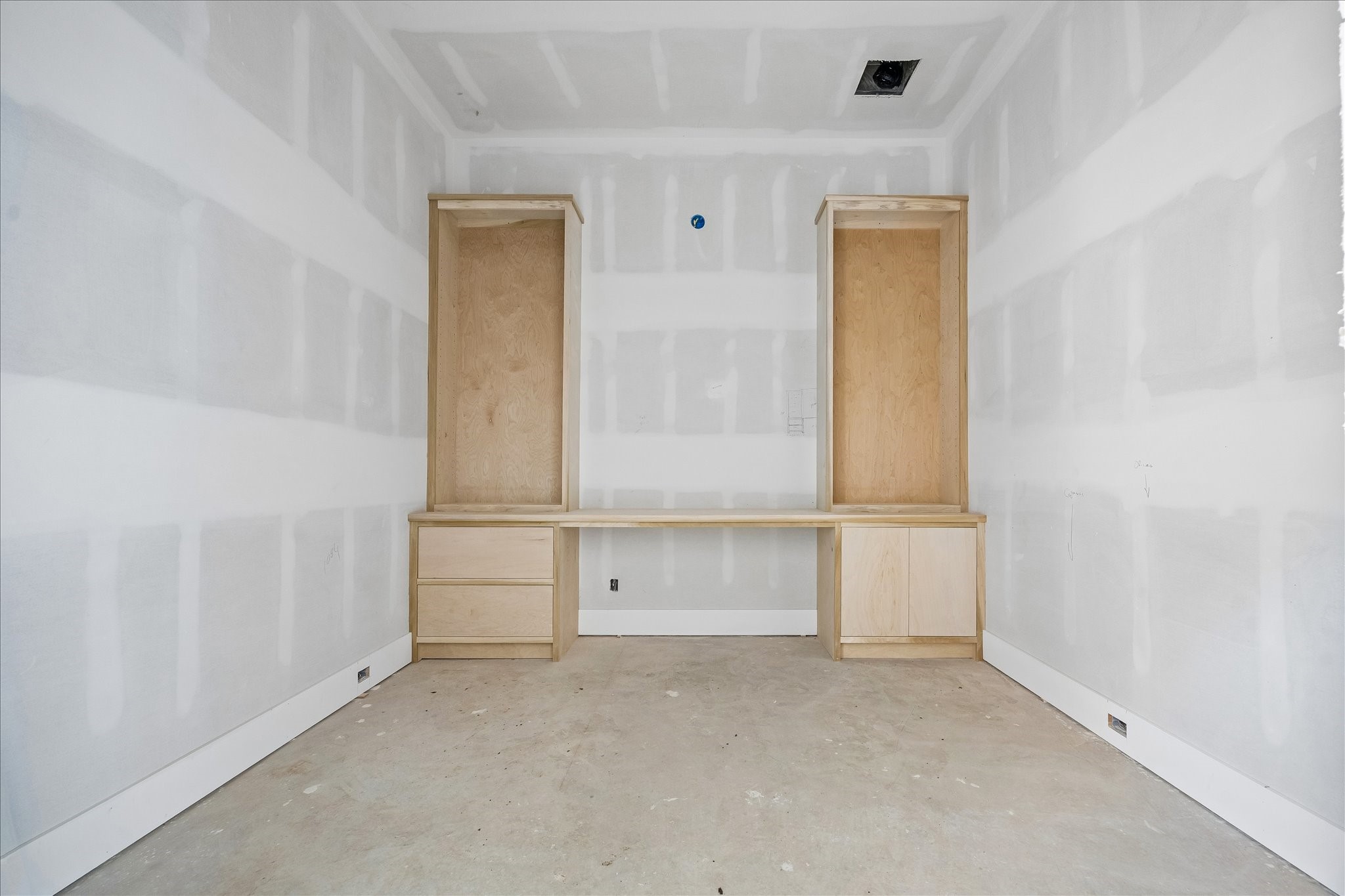 9050 Elizabeth Road Houston, TX 77055 - Photo 5 of 40 a view of an empty room