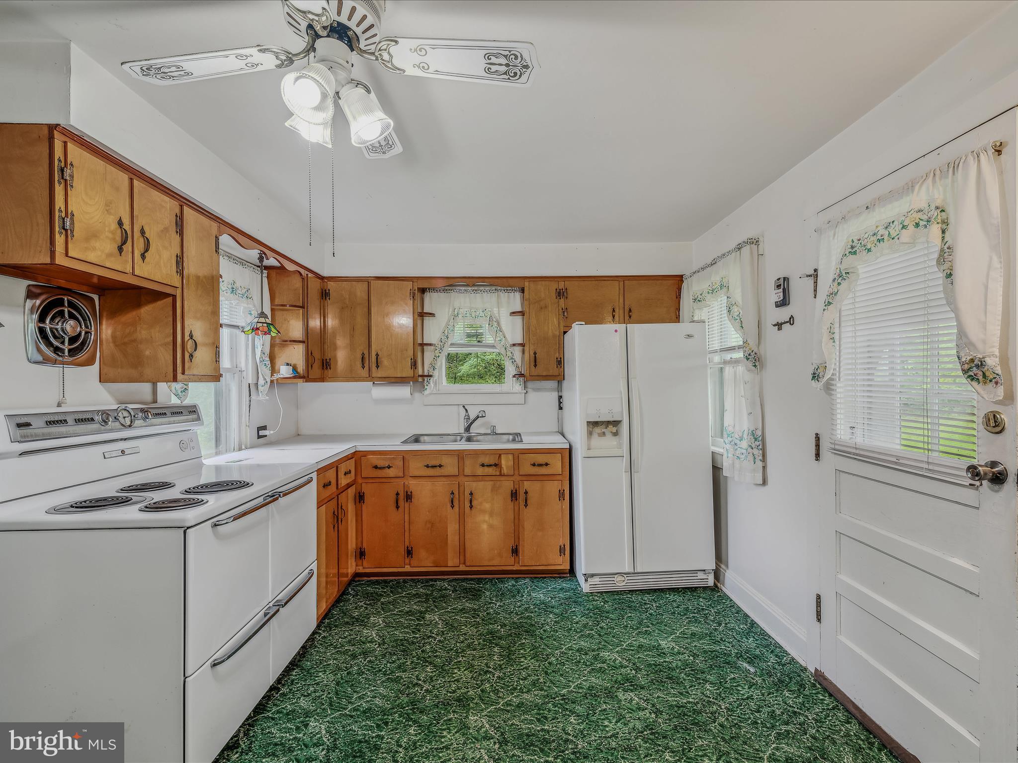 9797 Winchester Grade Road Berkeley Springs, WV 25411 - Photo 11 of 30 Kitchen