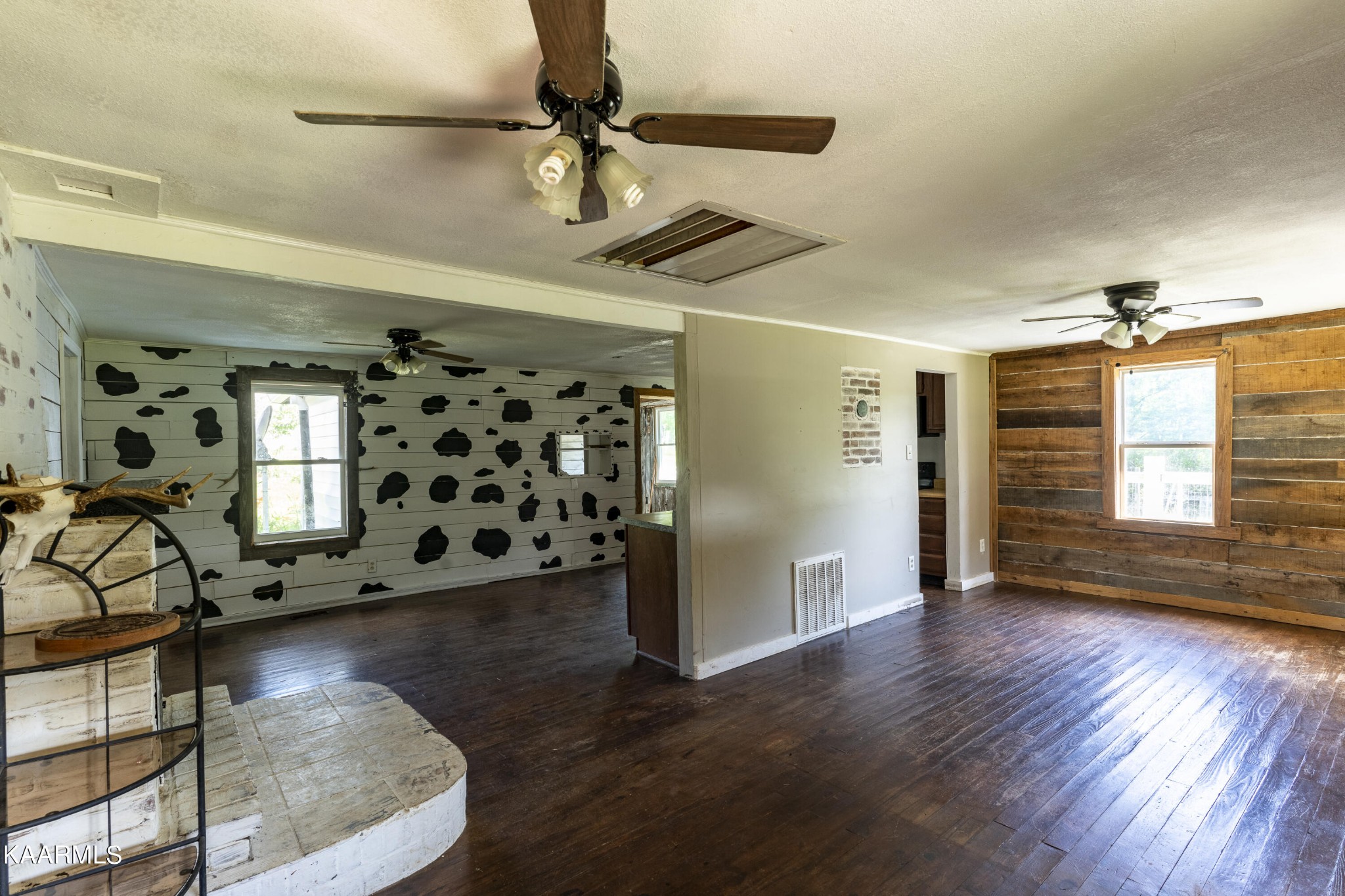 982 Salem Valley Road Ten Mile, TN 37880 - Photo 5 of 30 a view of a livingroom with wooden floor