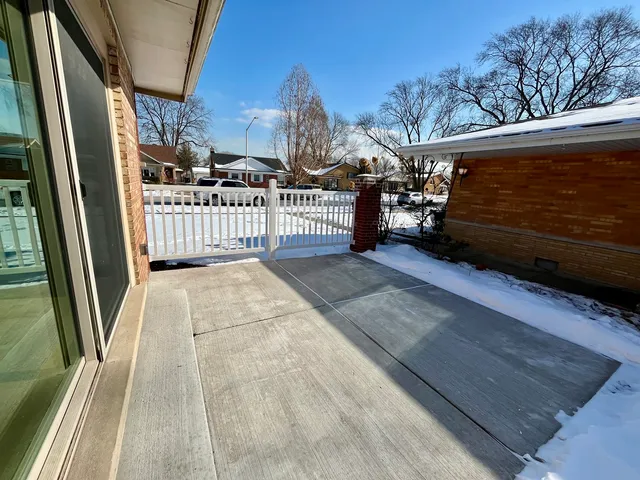 $430,000 | 10420 Kildare Avenue, Oak Lawn, IL 60453