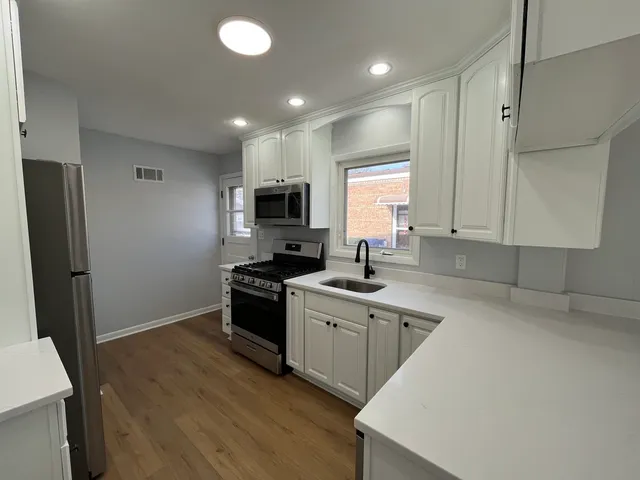 $430,000 | 10420 Kildare Avenue, Oak Lawn, IL 60453