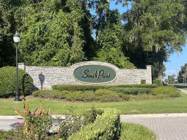 a view of a back yard