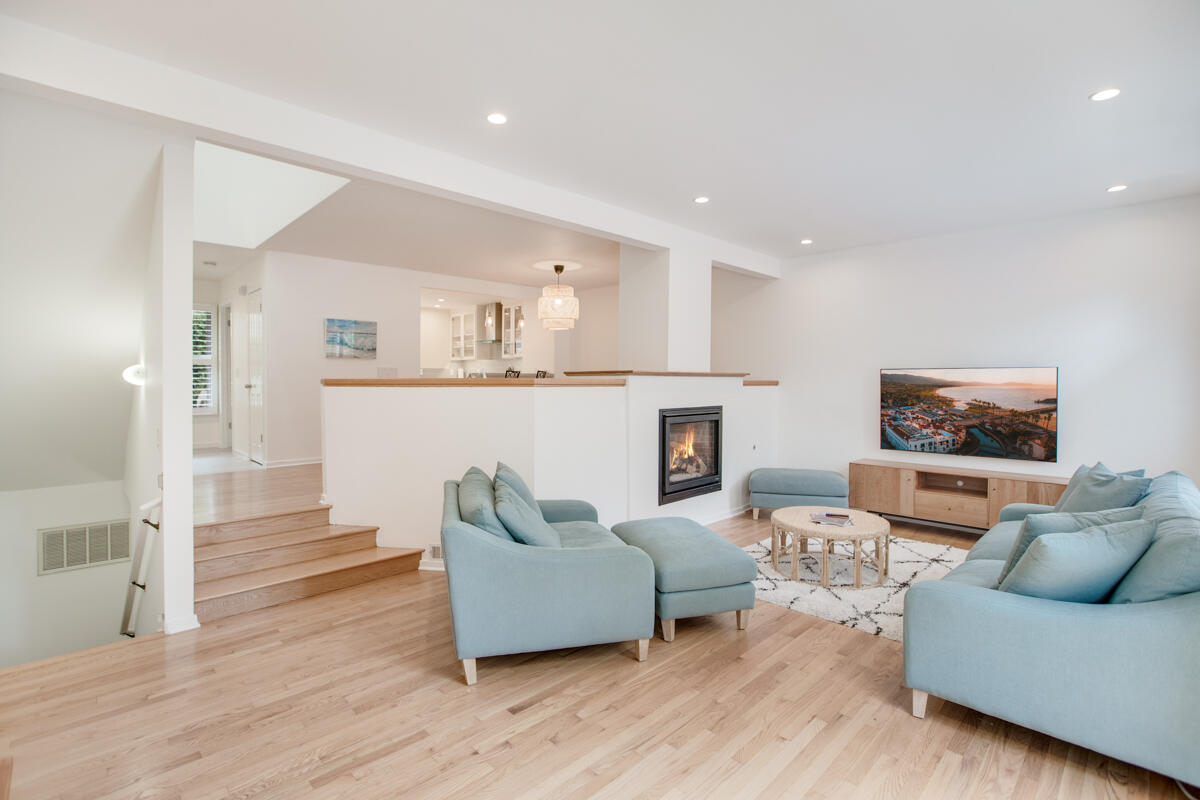 925 Weldon Road Santa Barbara, CA 93109 - Photo 6 of 29 Living room