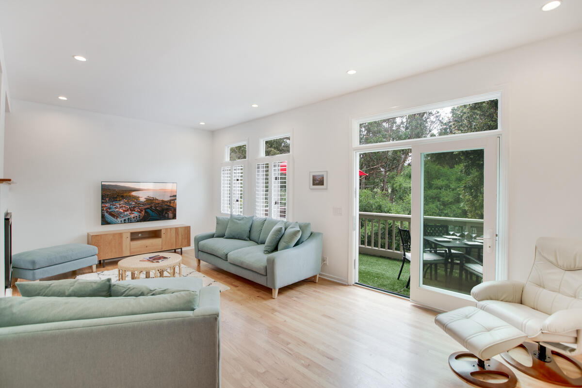 925 Weldon Road Santa Barbara, CA 93109 - Photo 8 of 29 Living room