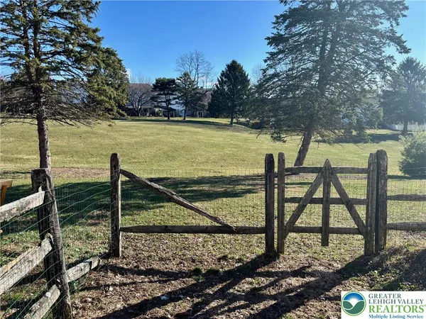 $2,195 | 5039 Shawnee Boulevard, Schnecksville, PA 18078