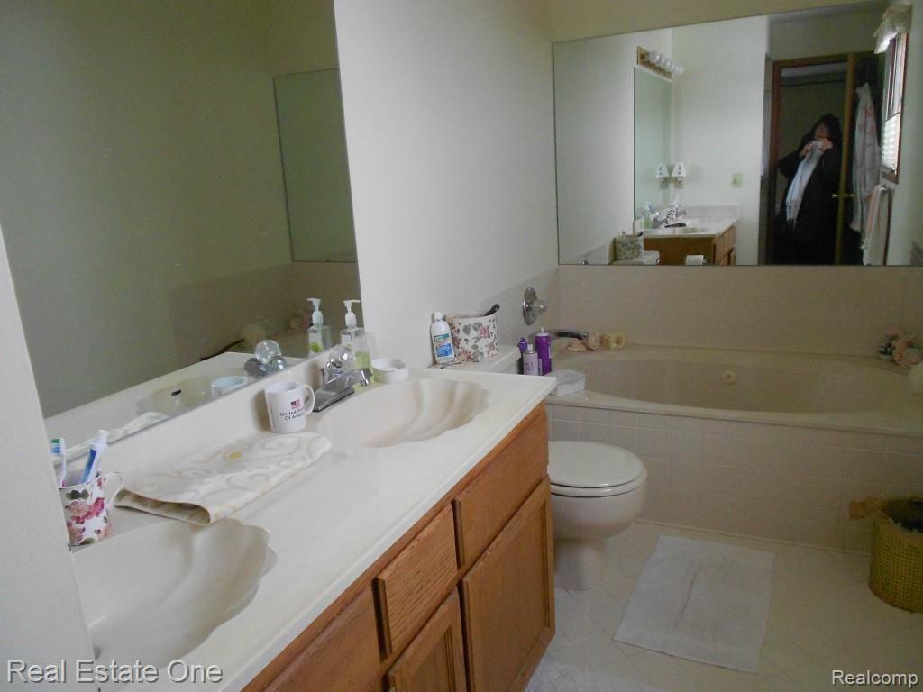 2110 Clinton View Circle Rochester, MI 48309 - Photo 15 of 15 MBR BATH WITH SEP TUB AND SHOWER