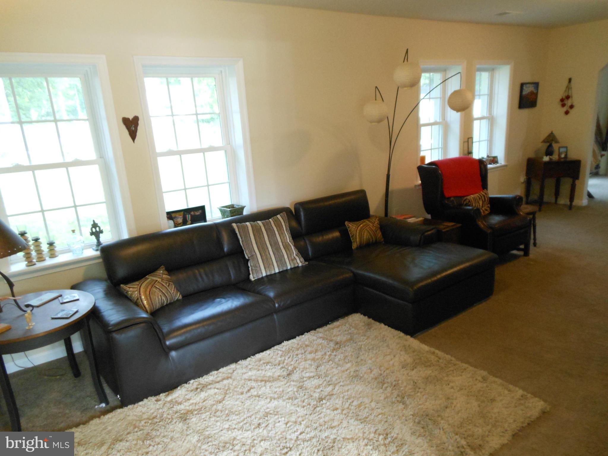 9128 Fort Foote Road Fort Washington, MD 20744 - Photo 8 of 30 Living Room