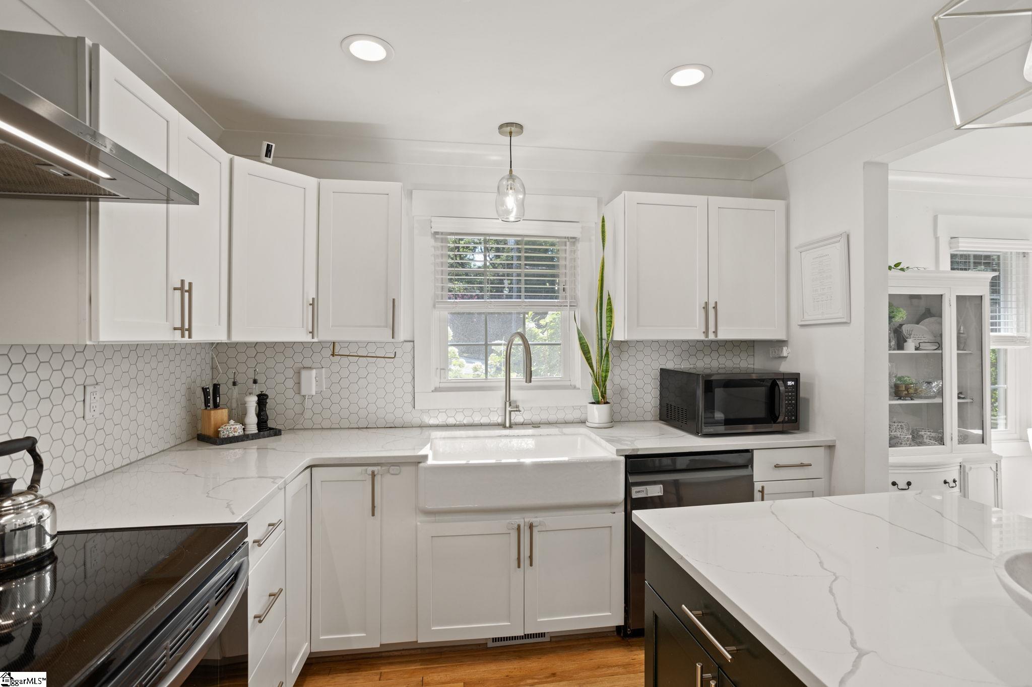 112 Robin Hood Road Greenville, SC 29607 - Photo 7 of 31