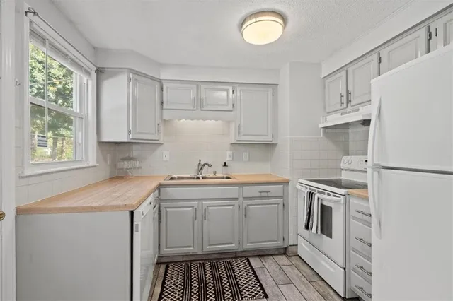 $275,000 | 8808 West 81st Terrace, Overland Park, KS 66204