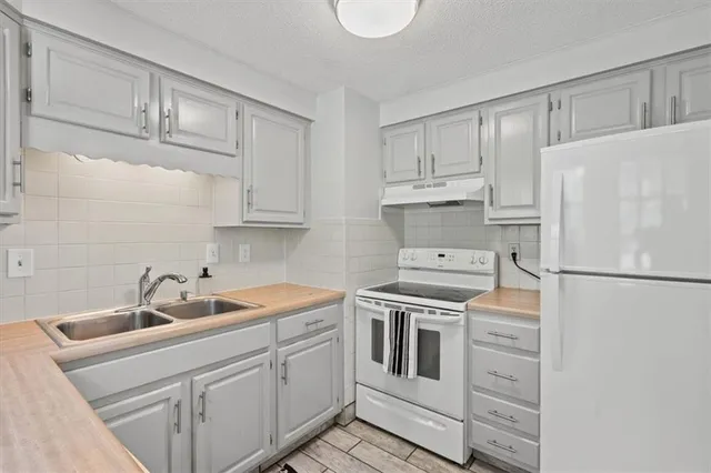 $275,000 | 8808 West 81st Terrace, Overland Park, KS 66204