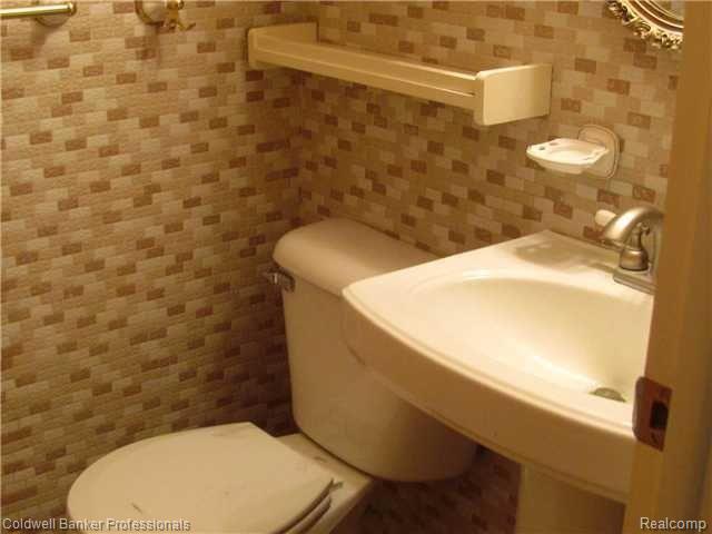 710 Devonshire Road Fowlerville, MI 48836 - Photo 8 of 12 Half Bath