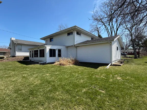$409,500 | 21970 West Mac Gregor Drive, New Berlin, WI 53146