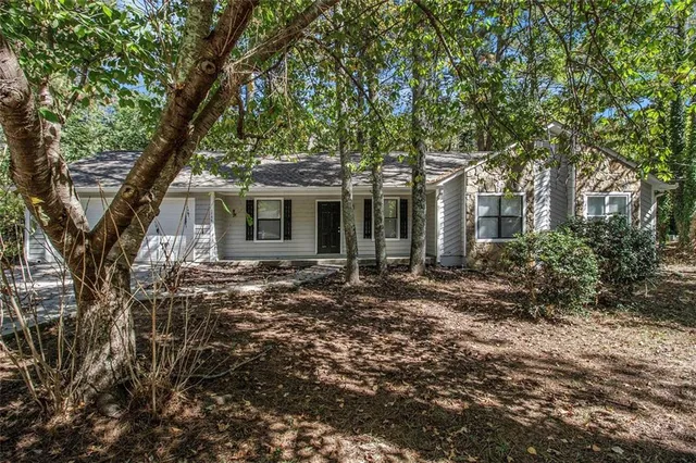 a view of a house with a yard