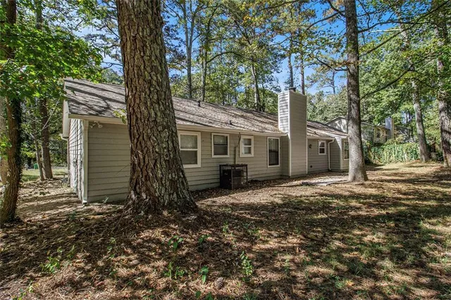a view of a house with a yard