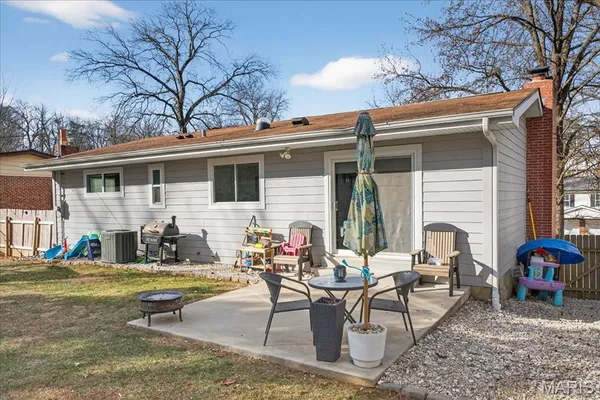 $464,000 | 524 Hickory Hollow Lane, St. Louis, MO 63122