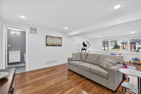 $464,000 | 524 Hickory Hollow Lane, St. Louis, MO 63122